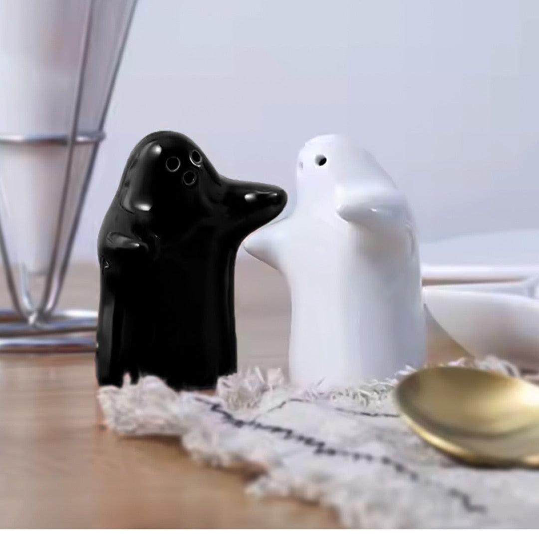 Livora  Salt And Pepper Seasoning And Spice Shakers Cute Plastic (set of 2)